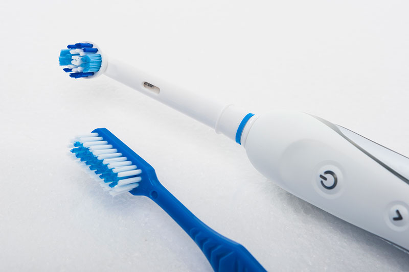 Electric-tootbrush-vs.-manual-brushing